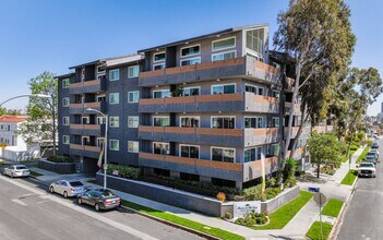 110 South Sweetzer Ave in Los Angeles, CA - Building Photo - Building Photo