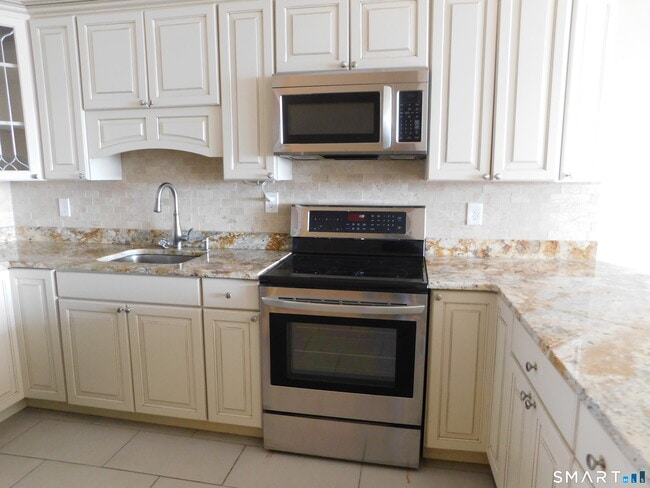 153 Bank St in New London, CT - Building Photo - Building Photo