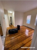 892 Huntington Ave, Unit 6 in Boston, MA - Building Photo