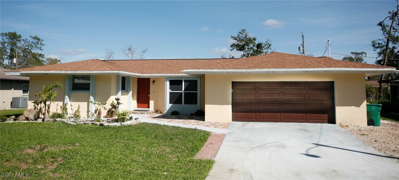 1366 Nimrod St in Port Charlotte, FL - Building Photo