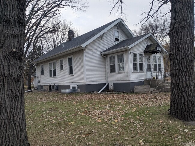 1102 Kenwood St in Alexandria, MN - Foto de edificio - Building Photo