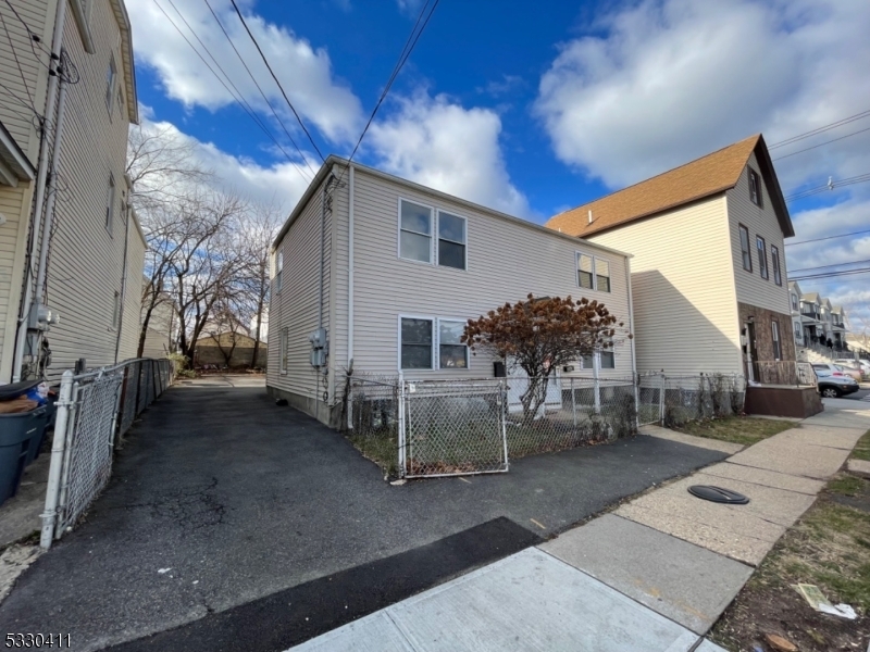 658 Court St in Elizabeth, NJ - Building Photo