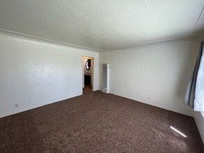 225 Oakshire Ave in Modesto, CA - Building Photo - Building Photo