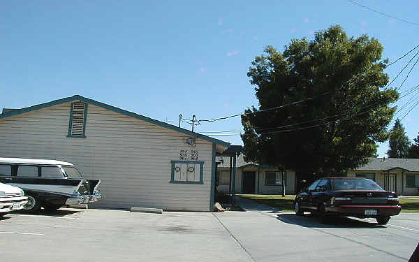 954 Chestnut St in Turlock, CA - Building Photo - Building Photo