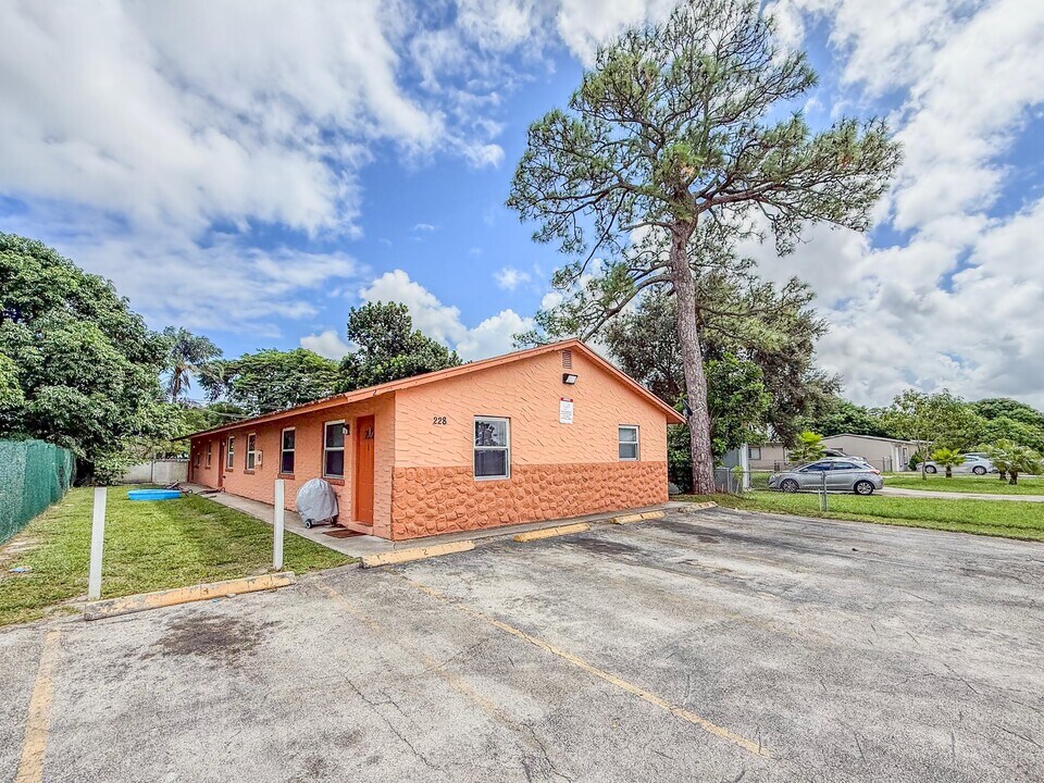 228 Fleming Ave in Greenacres, FL - Building Photo