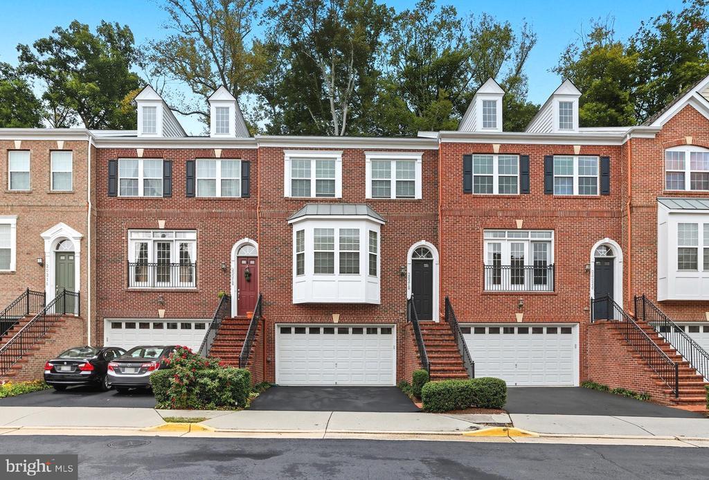 20218 Center Brook Square in Sterling, VA - Building Photo