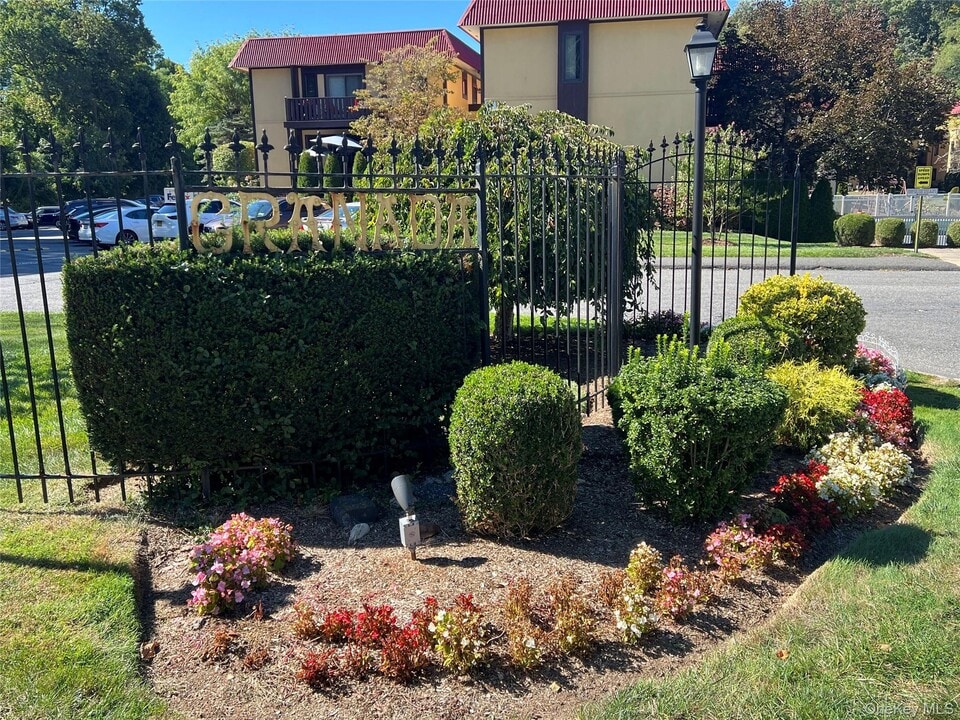 2 Granada Crescent in White Plains, NY - Building Photo
