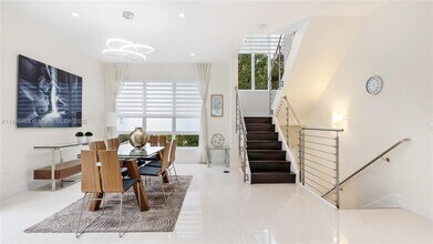 6611 NW 105th Pl in Doral, FL - Building Photo - Building Photo