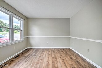 225 Oakcrest Cir in Bristol, VA - Building Photo - Building Photo