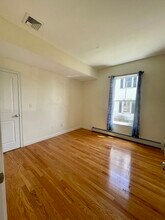 168 Humphrey St, Unit #1 in Swampscott, MA - Foto de edificio - Building Photo