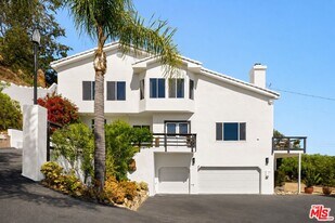 21630 Saddle Peak Rd in Topanga, CA - Building Photo