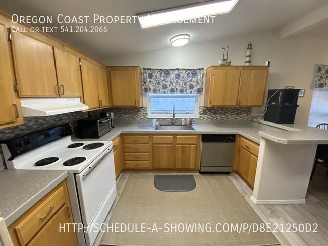 227 NW 55th St in Newport, OR - Building Photo - Building Photo
