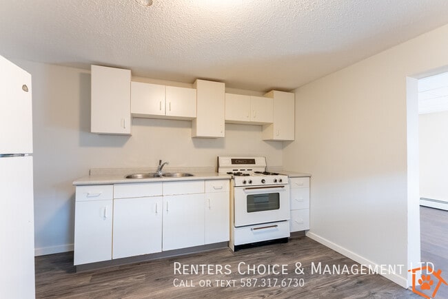 Conveniently Located and Pet Friendly Base in Lethbridge, AB - Building Photo - Building Photo