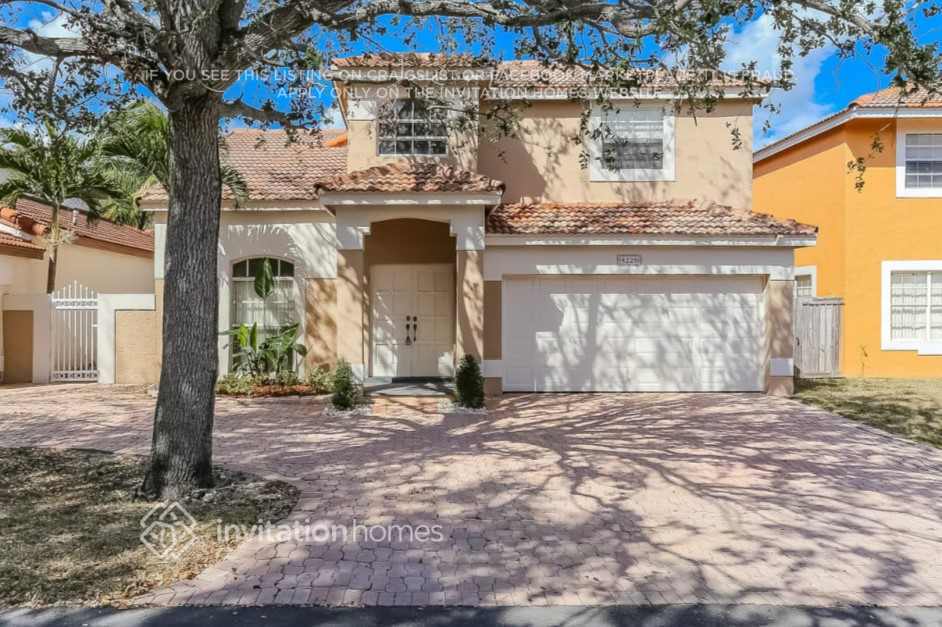 8229 NW 199th Terrace in Hialeah, FL - Building Photo
