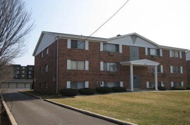 12 Unit Apartment Building in Bensenville, IL - Foto de edificio - Building Photo