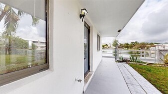 220 SW 8th Ave in Hallandale Beach, FL - Building Photo