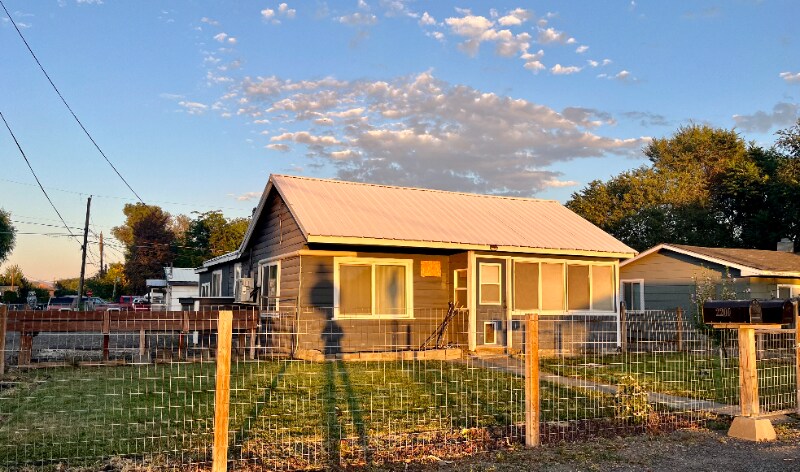 2201 S 2nd Ave in Union Gap, WA - Building Photo
