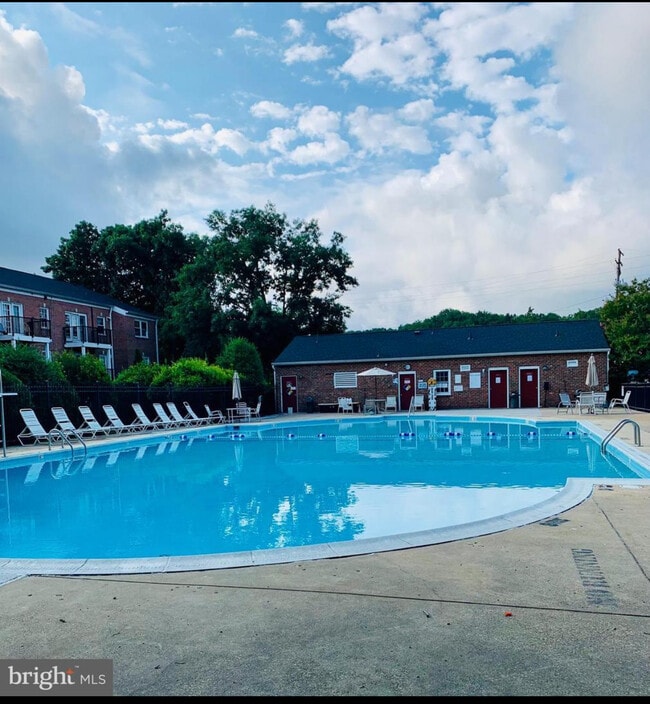 9451 Fairfax Blvd, Unit 202 in Fairfax, VA - Building Photo - Building Photo
