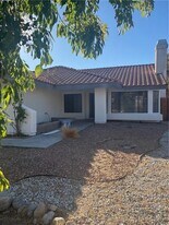 37543 Royal Ct in Palmdale, CA - Building Photo