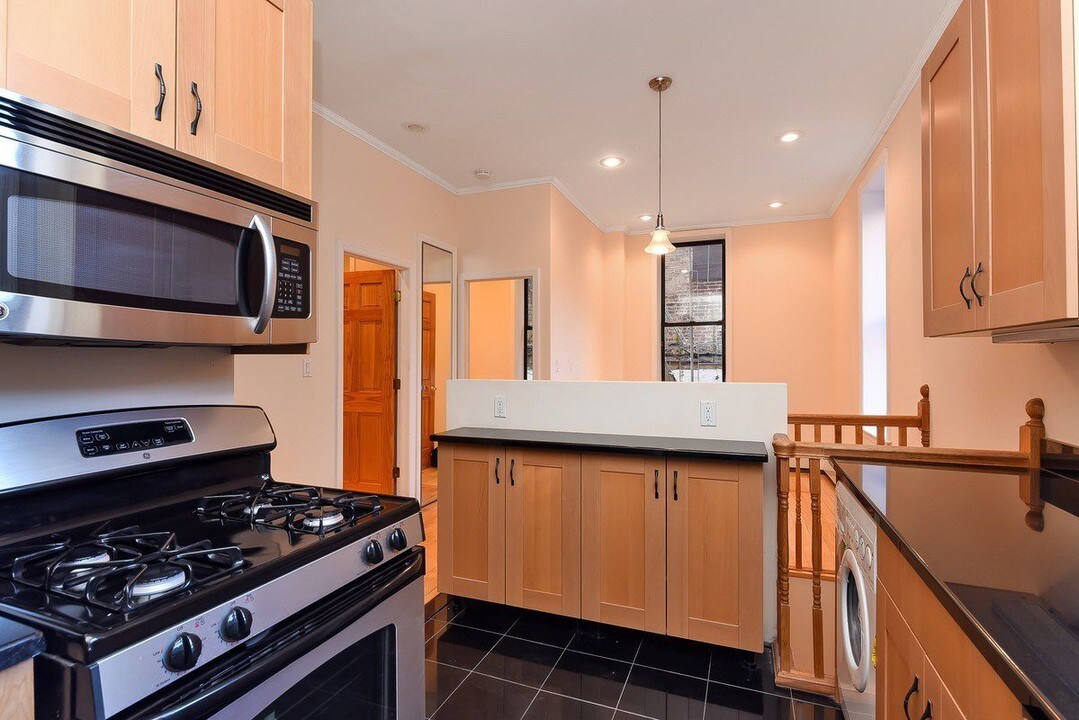 206 E 124th St in New York, NY - Building Photo