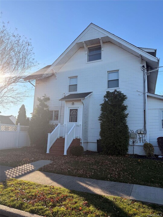 65 W Windsor Pkwy in Oceanside, NY - Building Photo