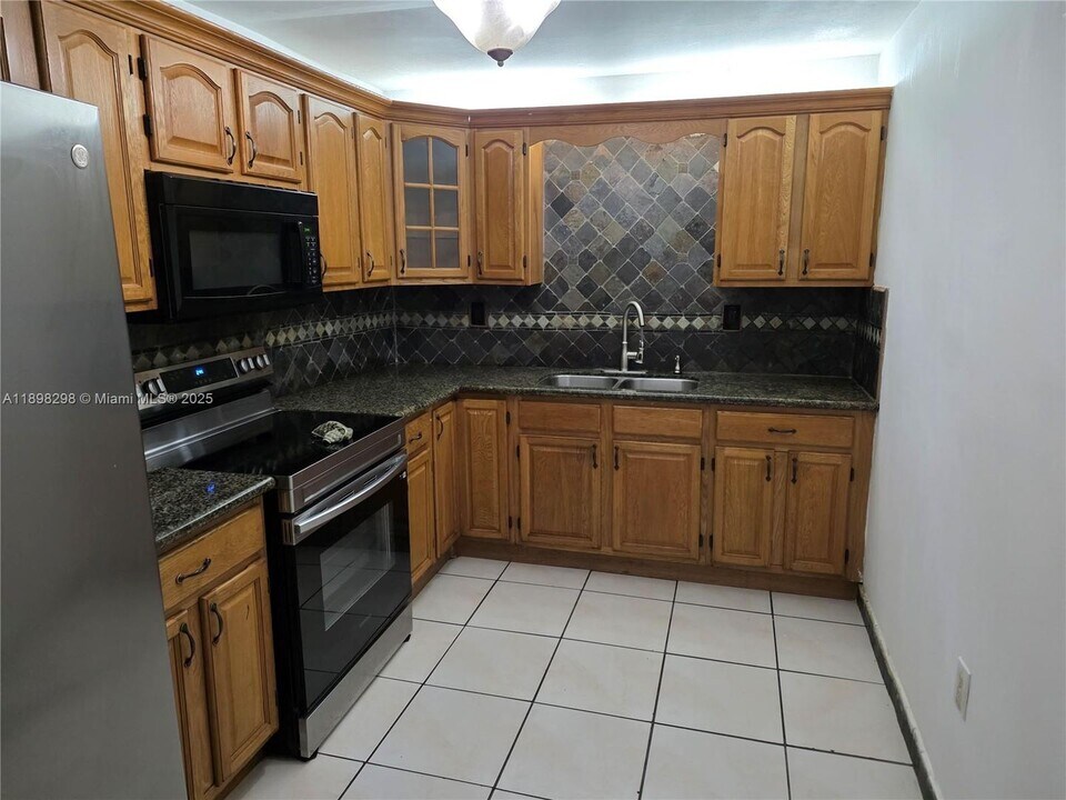 10000 NW 80th Ct in Miami Lakes, FL - Building Photo