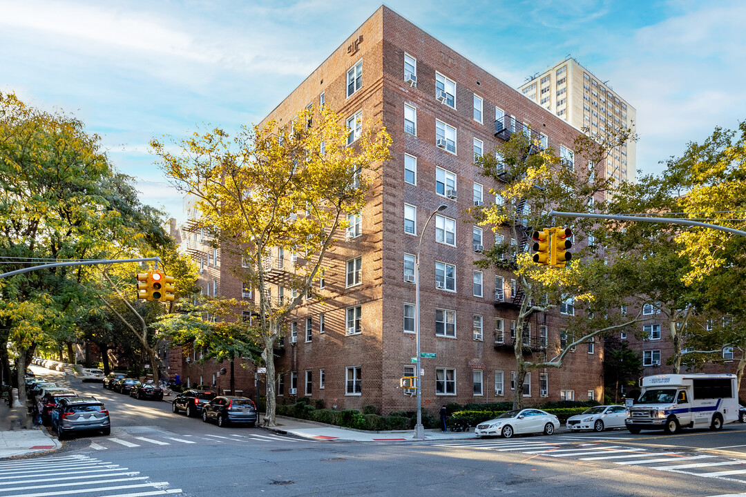 The Colorado in Forest Hills, NY - Building Photo