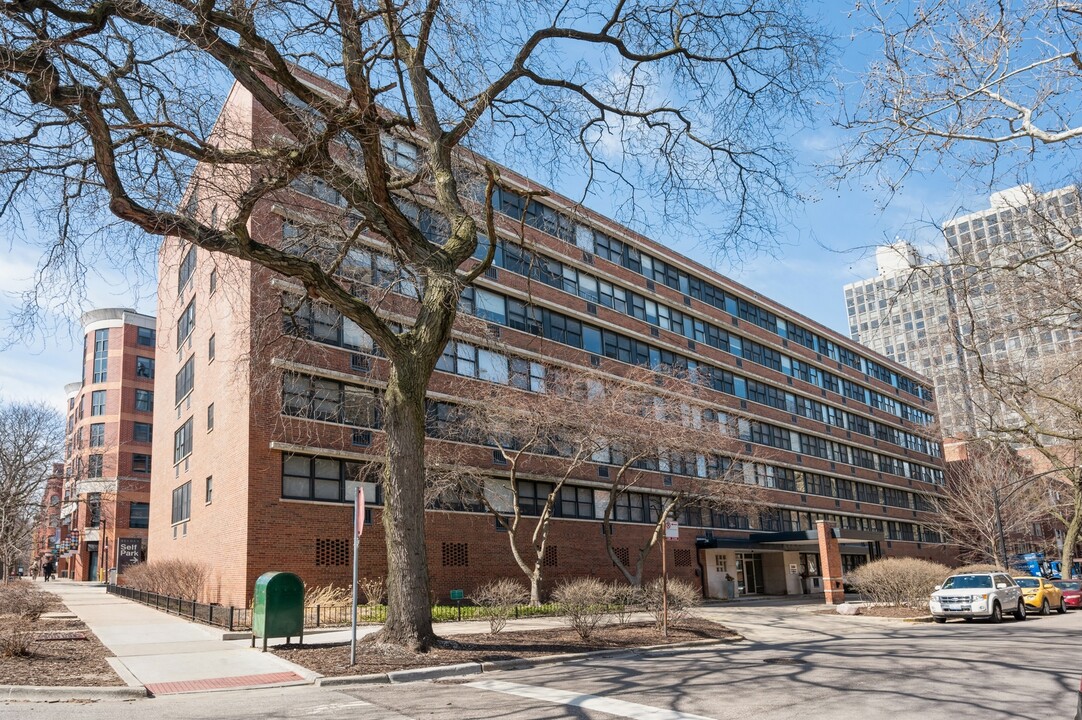 2300 N Commonwealth Ave in Chicago, IL - Building Photo