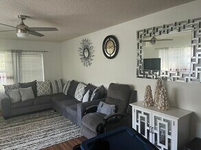 7 Amherst Ct in Royal Palm Beach, FL - Building Photo - Building Photo