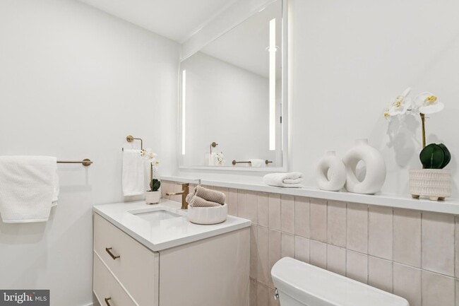 30 W Allens Ln, Unit 222 in Philadelphia, PA - Foto de edificio - Building Photo