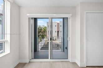 2555 NE 193rd St in Miami, FL - Foto de edificio - Building Photo