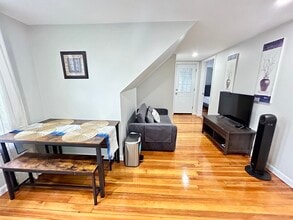 16 Lewis Ave, Unit 1-bedroom in Norwood, MA - Foto de edificio - Building Photo