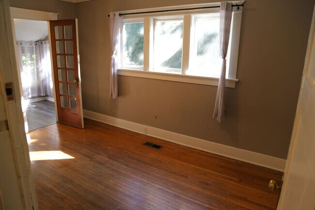955 NW Van Buren Ave-Unit -Main floor Unit in Corvallis, OR - Building Photo - Building Photo