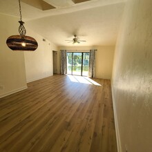 2410 Ironstone Dr W in Jacksonville, FL - Foto de edificio - Building Photo