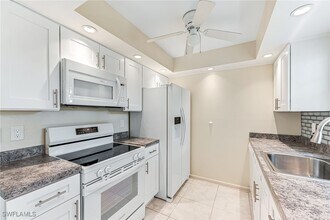 1518 Edgewater Cir in Ft. Myers, FL - Foto de edificio - Building Photo