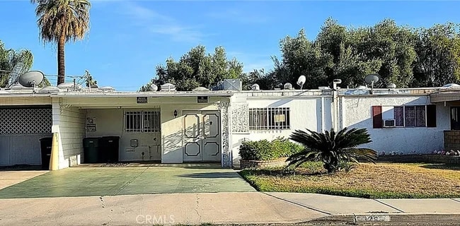 property at 326 E 7th St