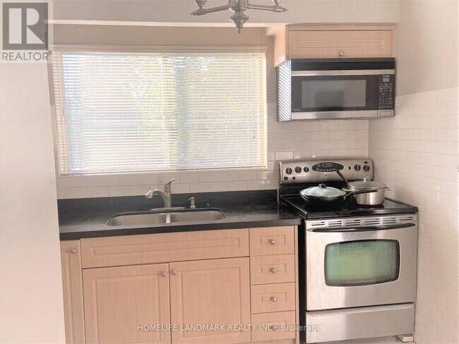 7 Mango Dr in Toronto, ON - Building Photo - Building Photo