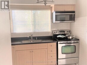 7 Mango Dr in Toronto, ON - Building Photo - Building Photo