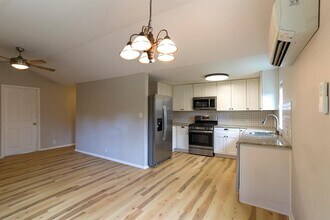 1116 Ebert Ave in Austin, TX - Building Photo - Building Photo