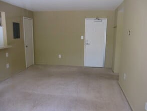 12 S Van Dorn St, Unit 407 in Alexandria, VA - Building Photo - Building Photo
