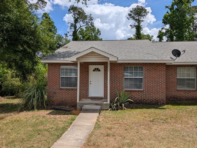 property at 2423 Chateau Ln