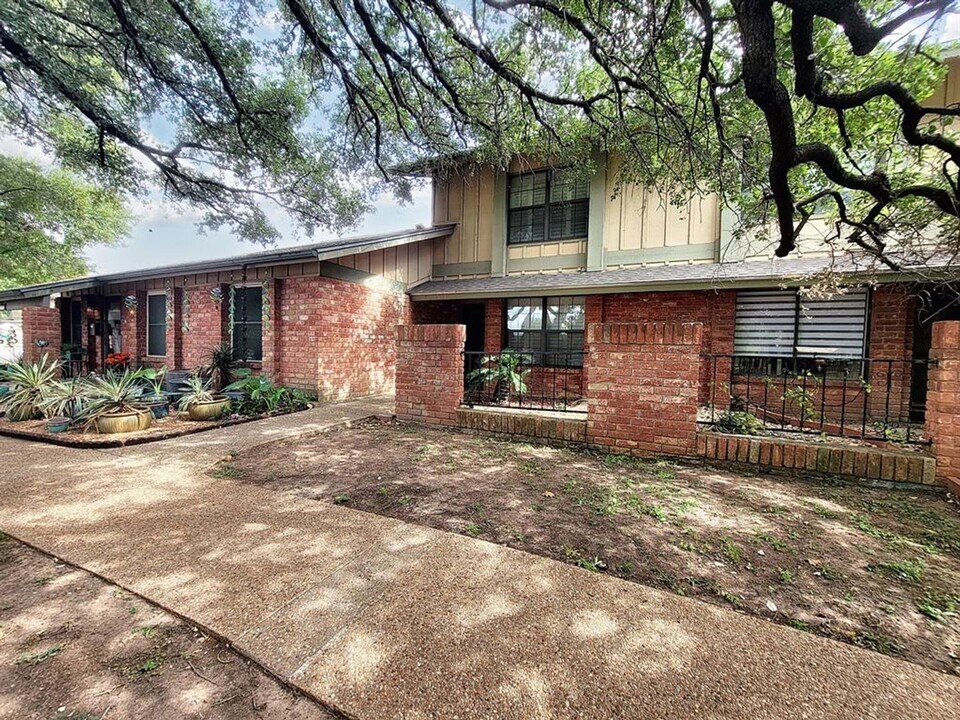 9503 Quail Village Ln in Austin, TX - Foto de edificio