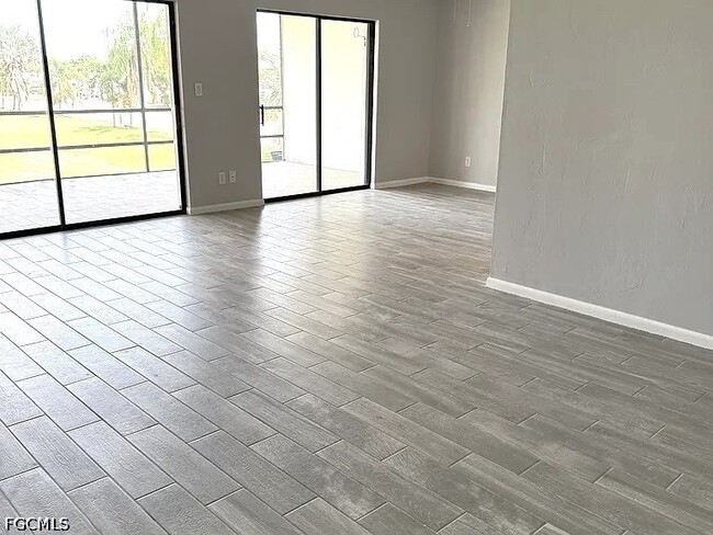 4728 Orange Grove Blvd, Unit 12 in North Fort Myers, FL - Foto de edificio - Building Photo