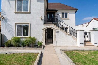 1215 S Longwood Ave in Los Angeles, CA - Building Photo - Building Photo