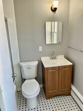 4 Nesbit Ave, Unit B4 in West Hartford, CT - Foto de edificio - Building Photo