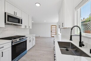 1120 Davis St in Redwood City, CA - Building Photo