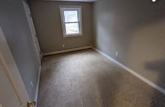 26 Montelona Rd, Unit Unit A in Goffstown, NH - Building Photo - Building Photo