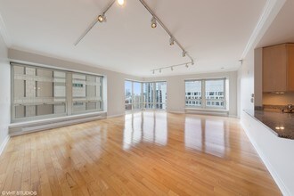 57 E Delaware Pl in Chicago, IL - Building Photo - Building Photo