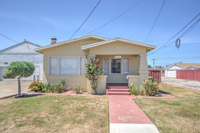 21005 Meekland Ave in Hayward, CA - Building Photo - Building Photo