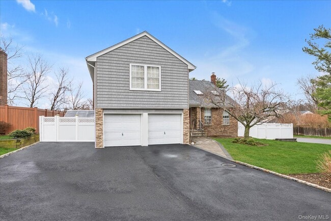 8 Branding Iron Ln in Glen Cove, NY - Building Photo - Building Photo